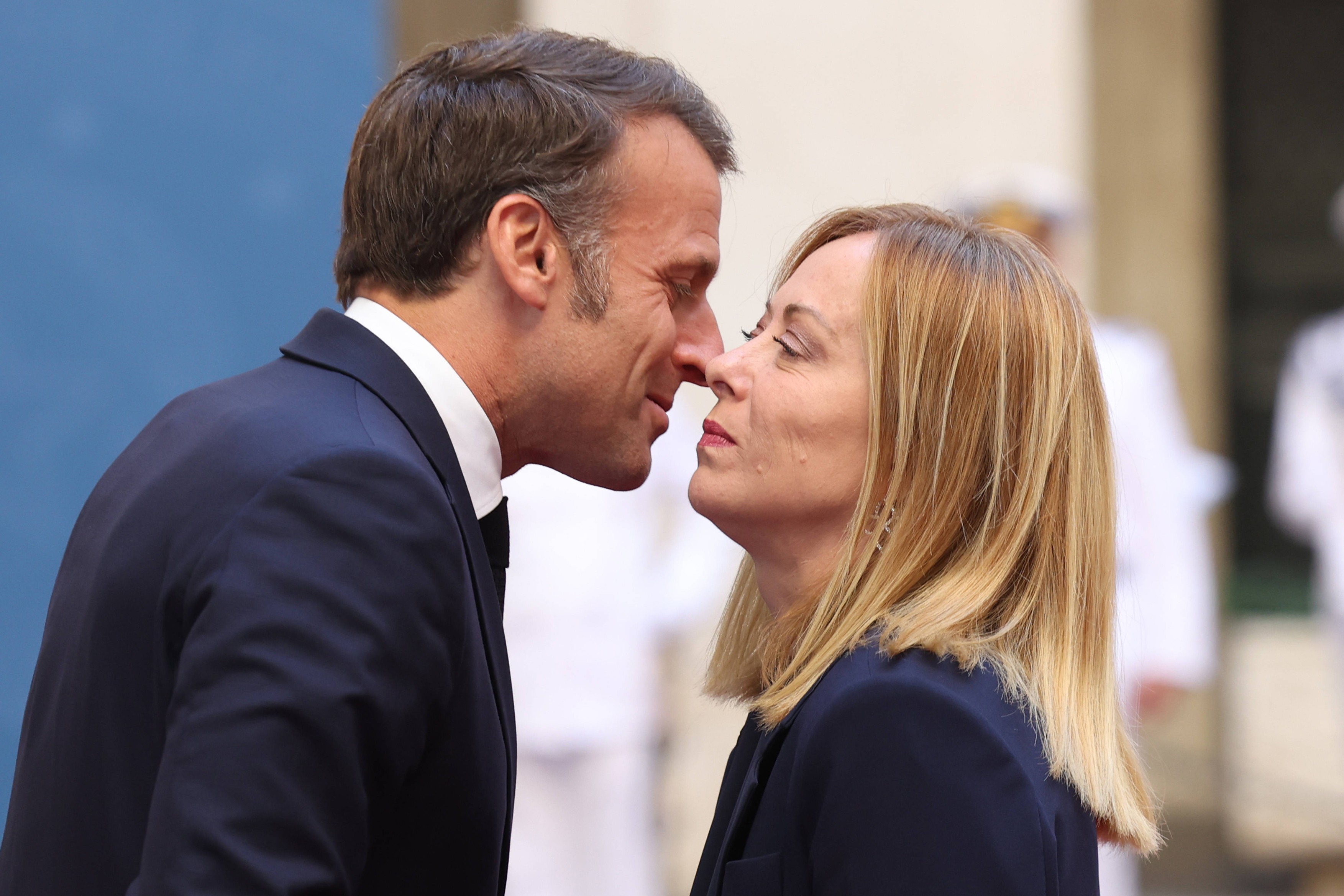 Le président Emmanuel Macron et la première ministre Giorgia Meloni se ...