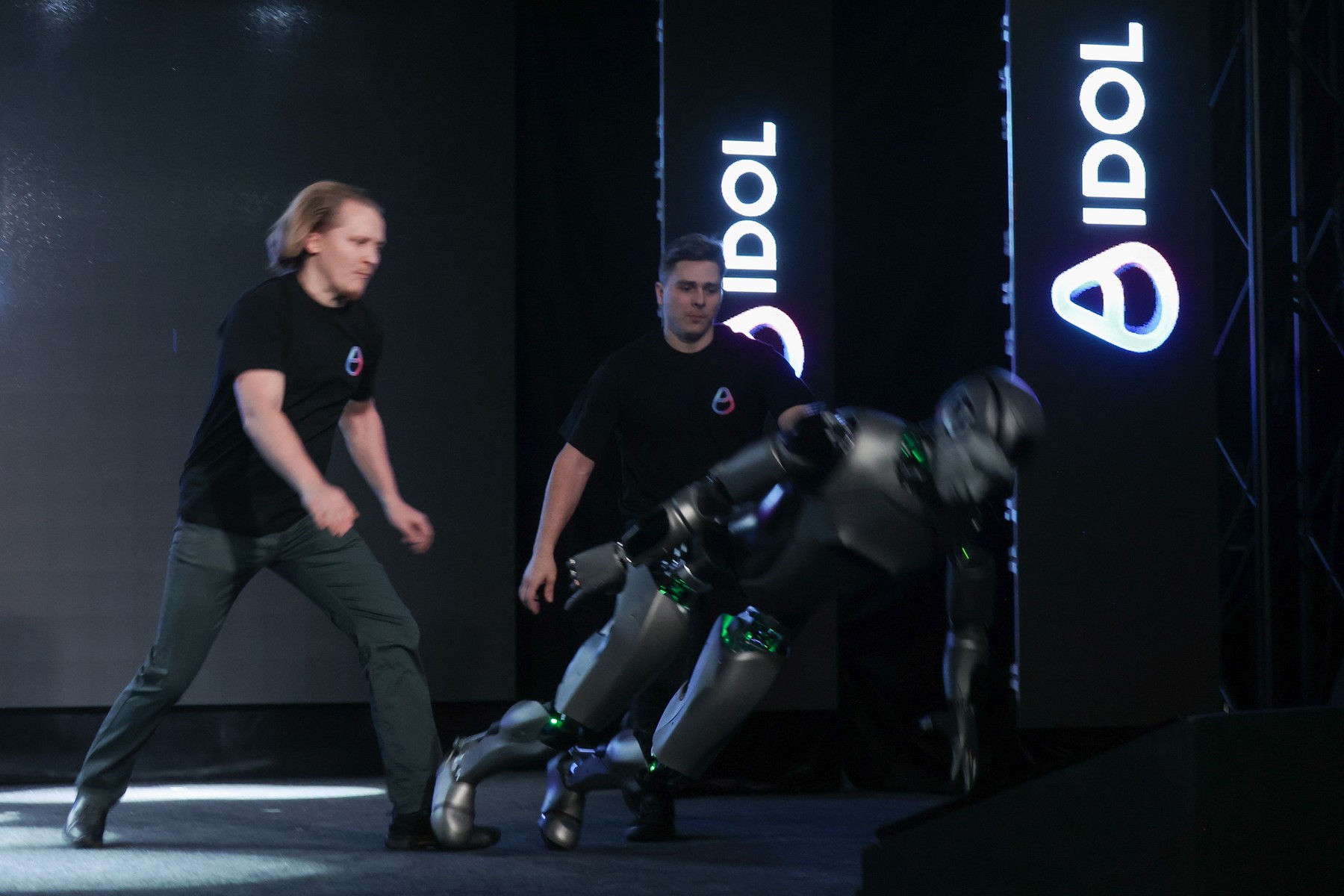 Russia presented its first humanoid robot with AI, AIdol, which fell on ...
