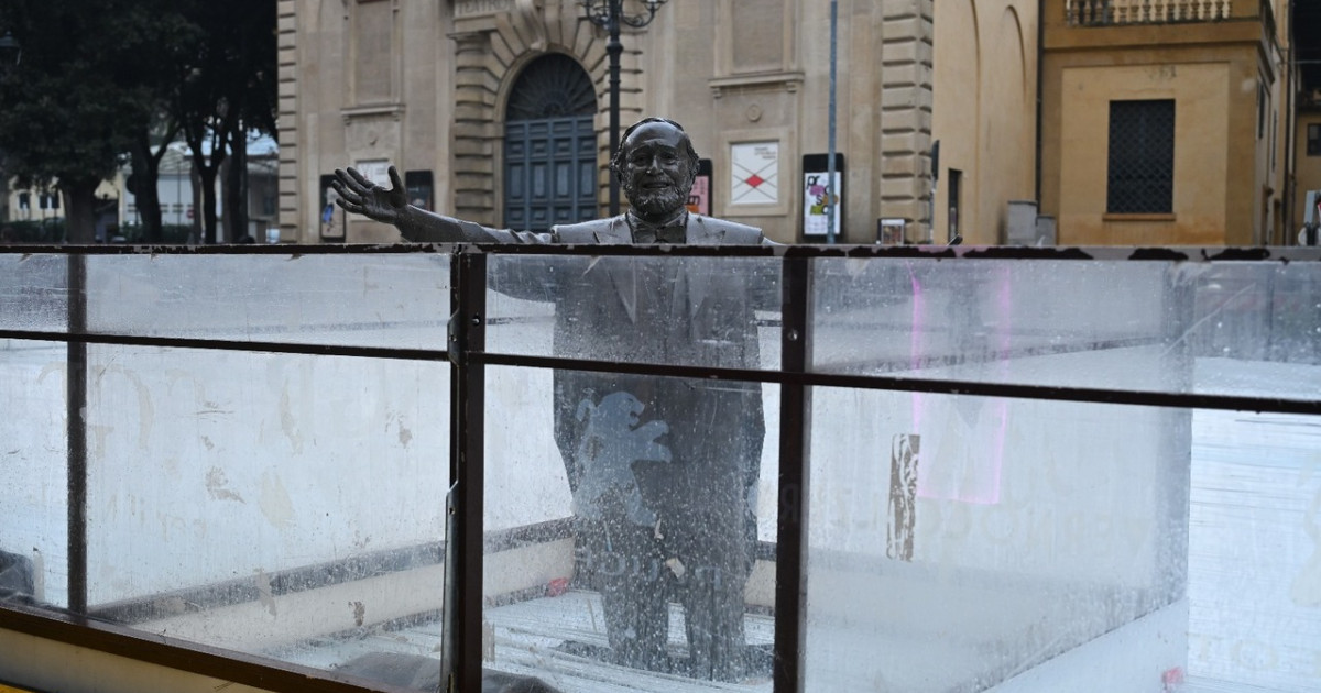 Italy: The mayor of Pesaro has apologized after the statue of Pavarotti ...