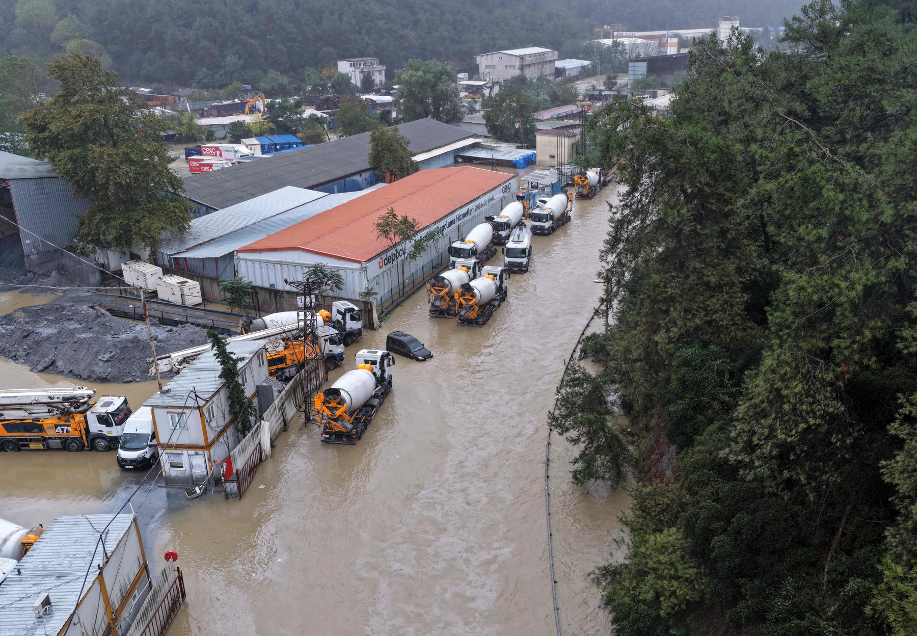 Forte tempesta a Istanbul: due persone sono morte / Strade e abitazioni ...